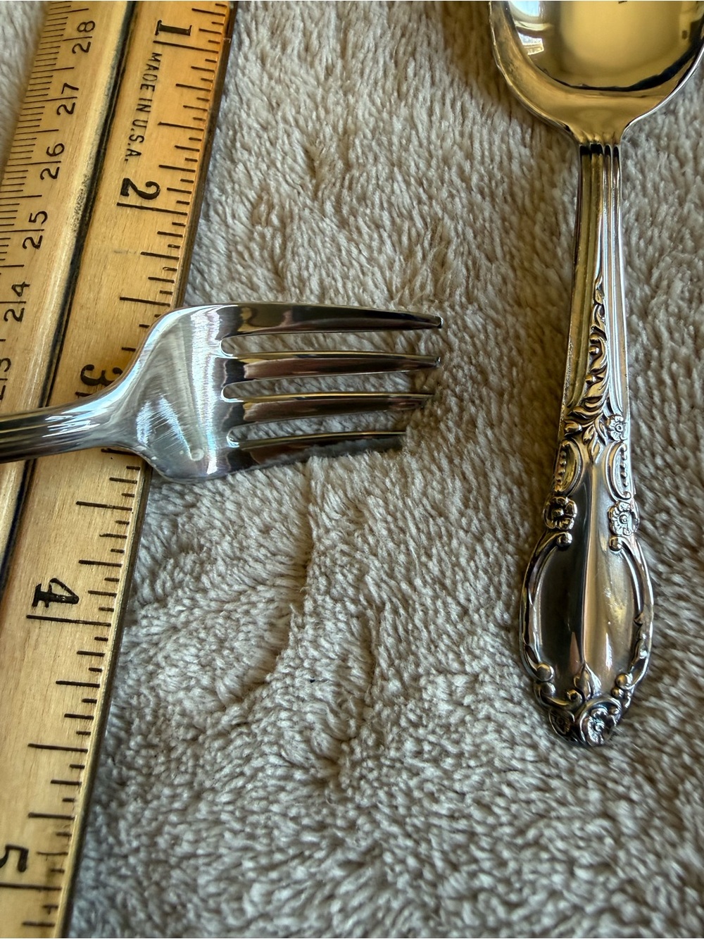 Vintage Oneida Silver Plate 3-Piece Baby Set (Cup, Fork, and Spoon) - Picture 4 of 12